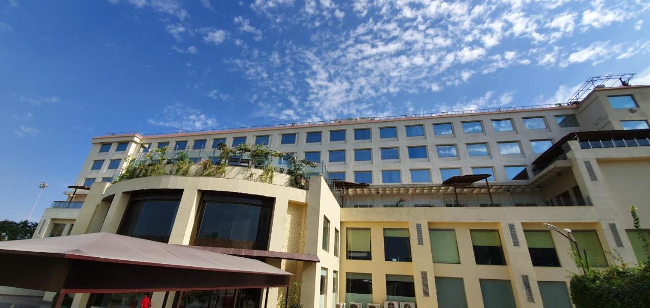 Hotel Ramada Neemrana Exterior foto
